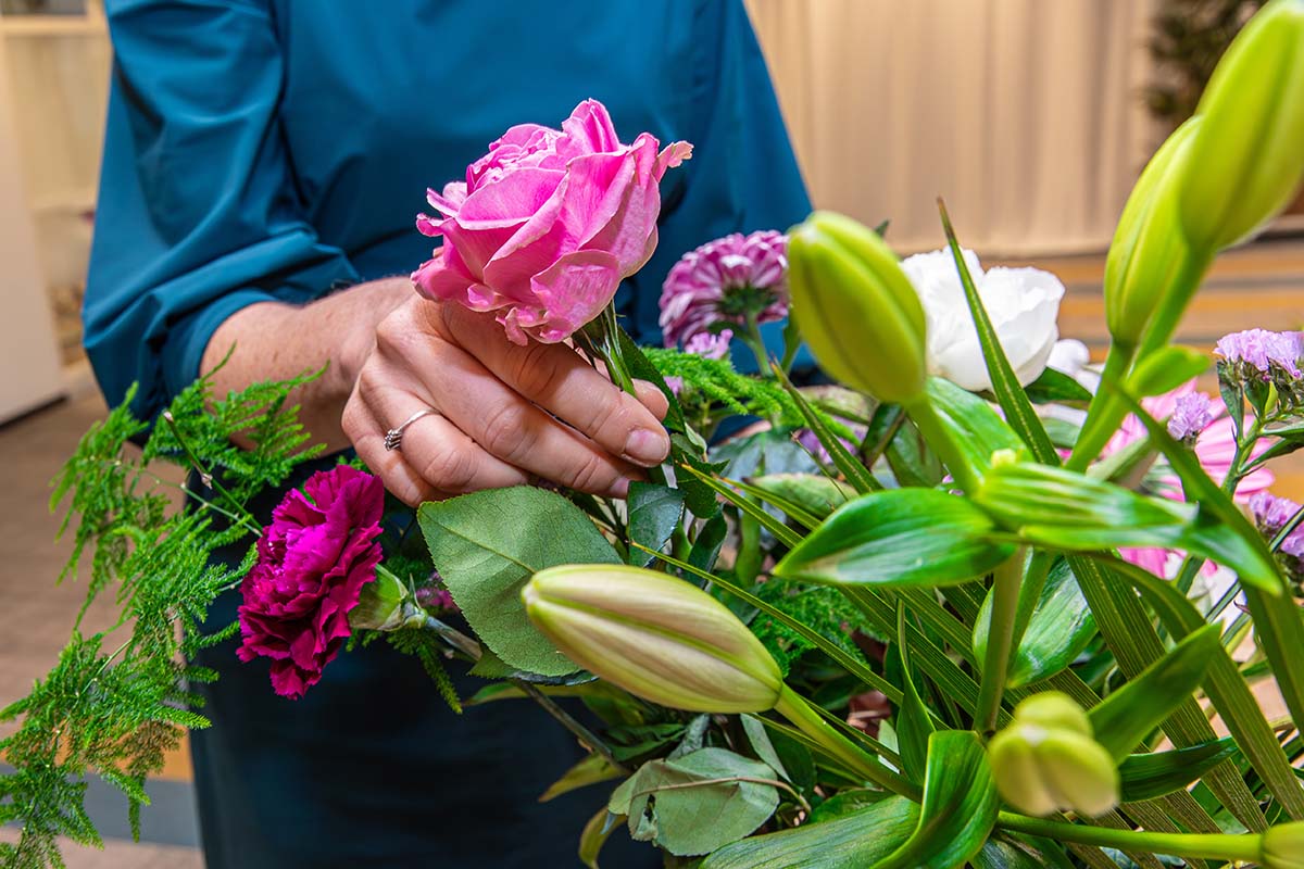 Bloemen schikken close up