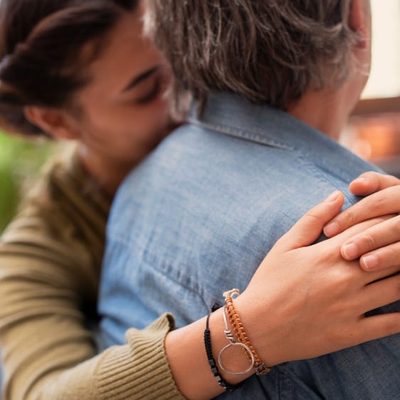 Vrouw biedt troost aan ander persoon